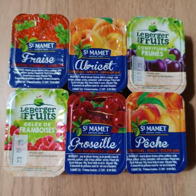 Grand assortiment de confitures st mamet et berger de fruits 30g 6 parfums le lot de 30 barquettes assorties